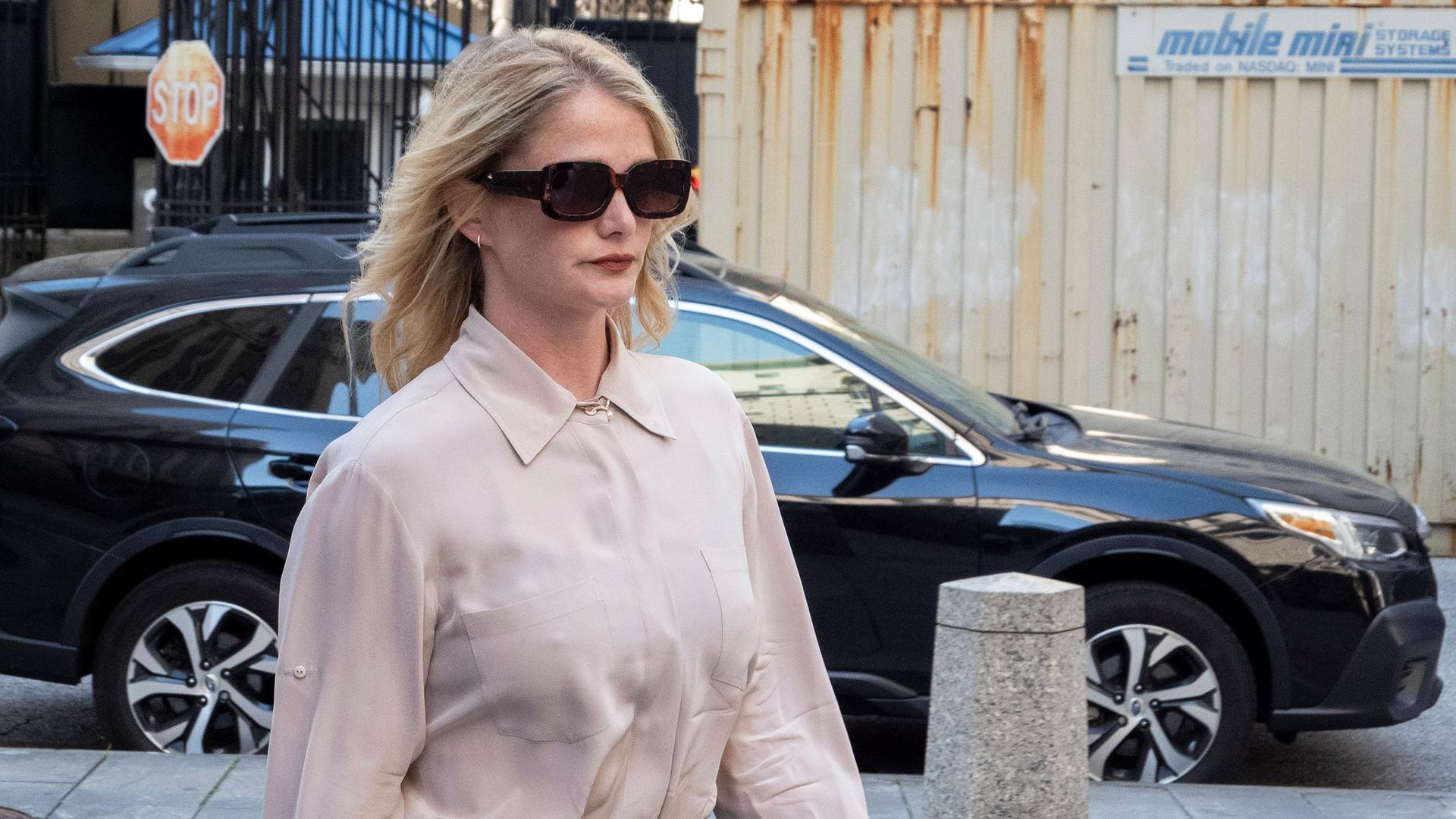 Kerry Morgan kommt bei Gericht an.