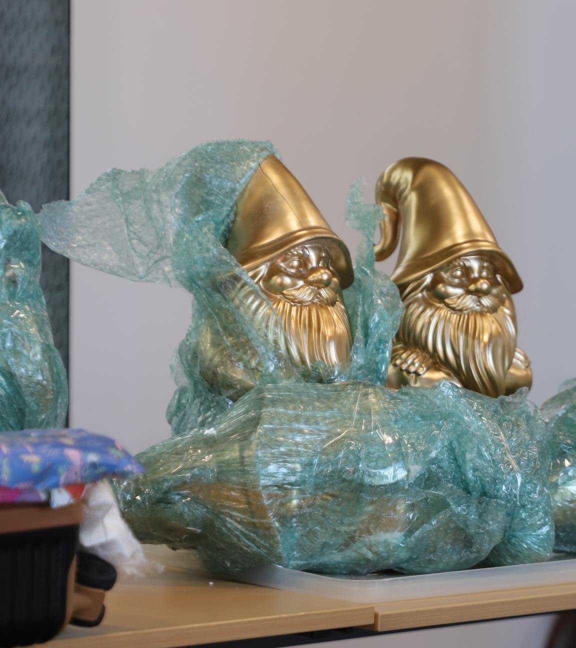 Die goldenen Gartenzwerge, in denen die Droge versteckt war. Sie sind in eine grünliche Plastikfolie eingewickelt.