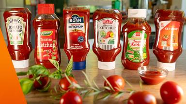 Sechs Tomatenketchups vom Supermarkt und Discounter