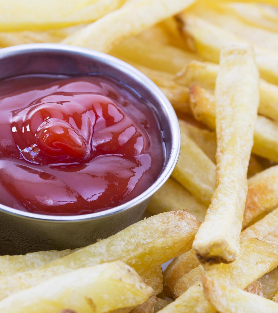 Eine Portion Pommes mit einem Schälchen Ketchup