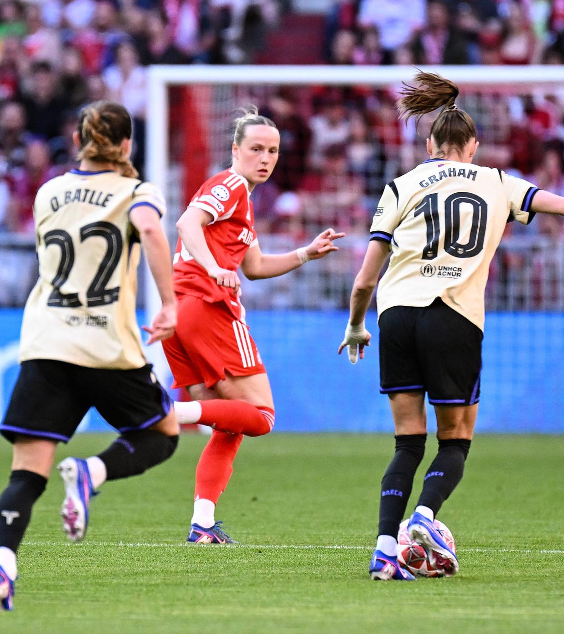 Franziska Kett vom FC Bayern München im Laufduell gegen Barcelonas ballführende Stürmerin Caroline Graham Hansen.