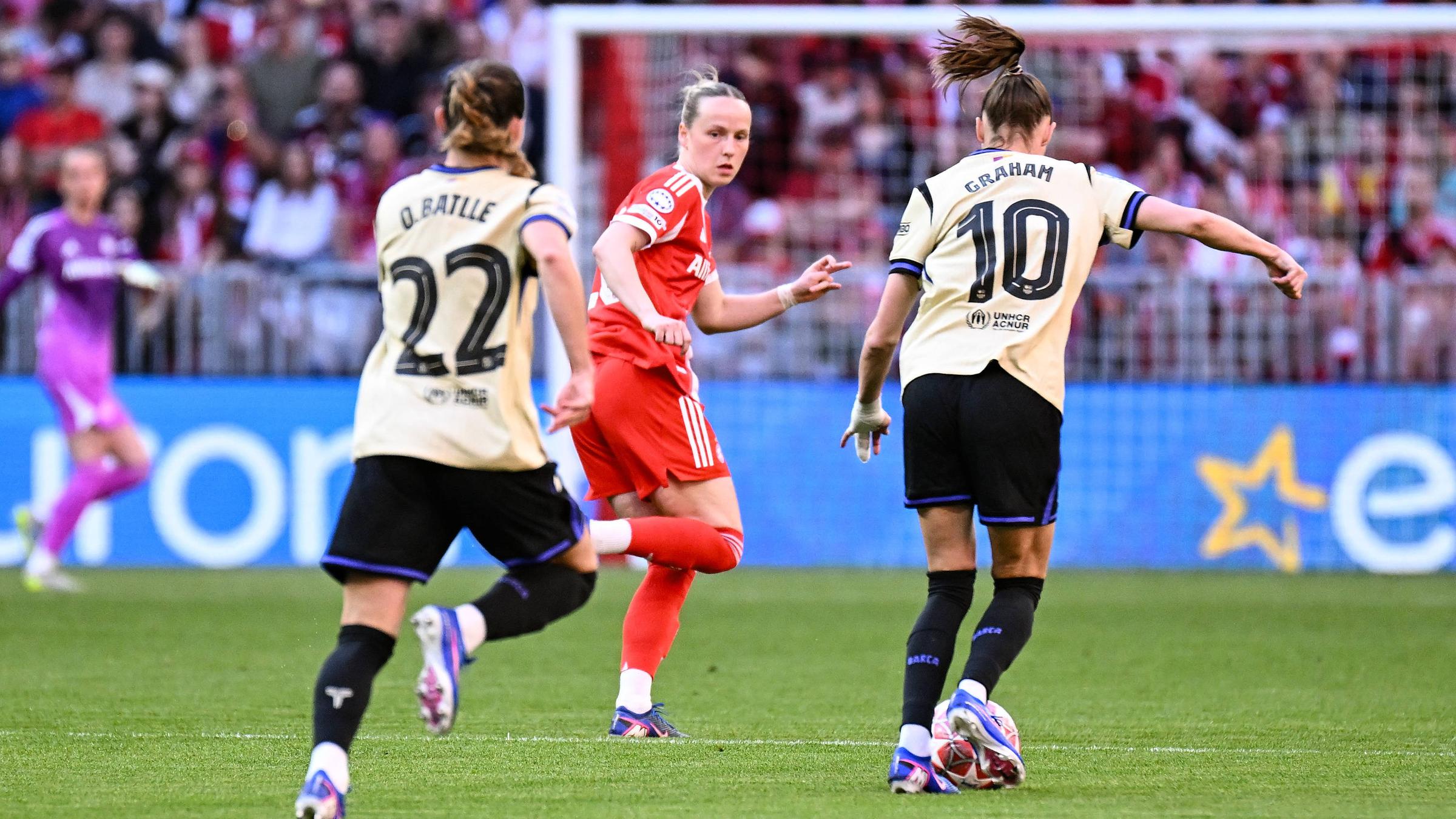 Franziska Kett vom FC Bayern München im Laufduell gegen Barcelonas ballführende Stürmerin Caroline Graham Hansen.