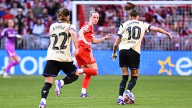 Franziska Kett vom FC Bayern München im Laufduell gegen Barcelonas ballführende Stürmerin Caroline Graham Hansen.