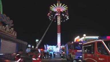 Feuerwehr auf dem Hamburger Dom beim Evakuieren von fahrgästen des Kettenkarussells