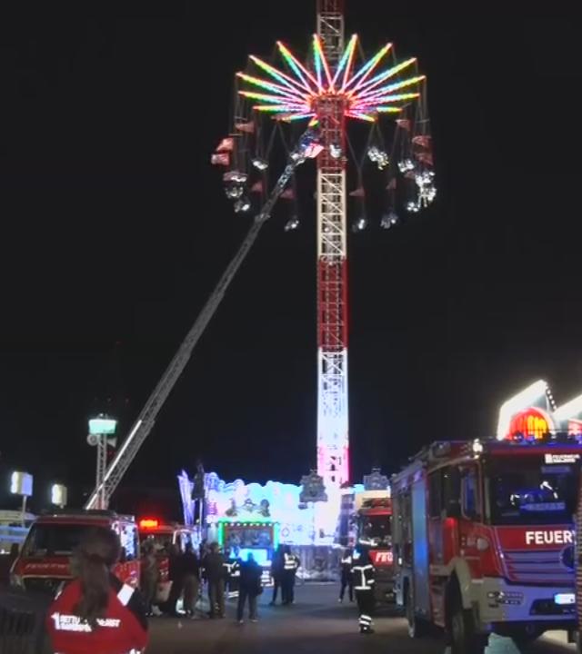 Feuerwehr auf dem Hamburger Dom beim Evakuieren von fahrgästen des Kettenkarussells