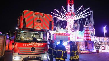 Rettungskräfte sind an einem Fahrgeschäft auf dem Hamburger Dom im Einsatz.