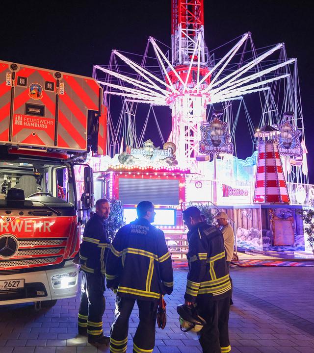 Rettungskräfte sind an einem Fahrgeschäft auf dem Hamburger Dom im Einsatz.