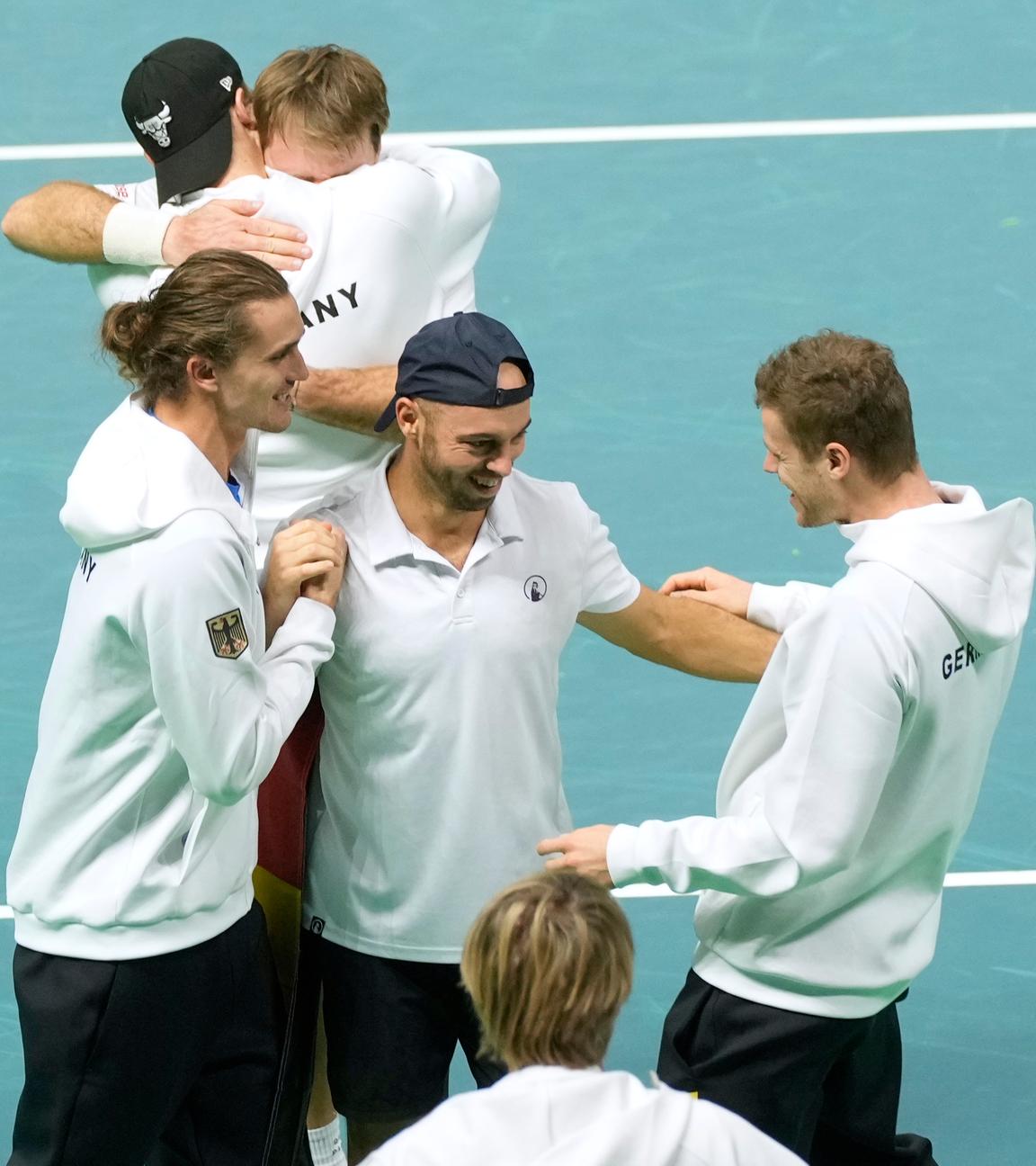 Die deutschen Spieler Kevin Krawietz und Tim Pütz feiern mit ihren Teamkollegen ihren Sieg am 21.11.2025 in Bologna, Italien.