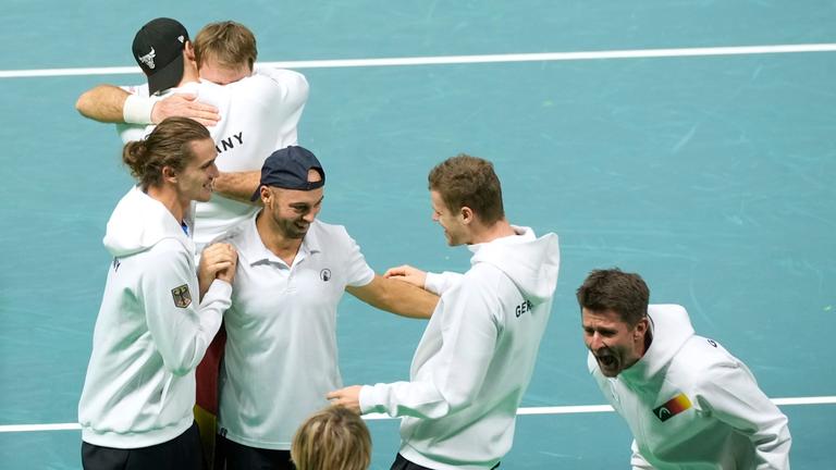 Die deutschen Spieler Kevin Krawietz und Tim Pütz feiern mit ihren Teamkollegen ihren Sieg am 21.11.2025 in Bologna, Italien.