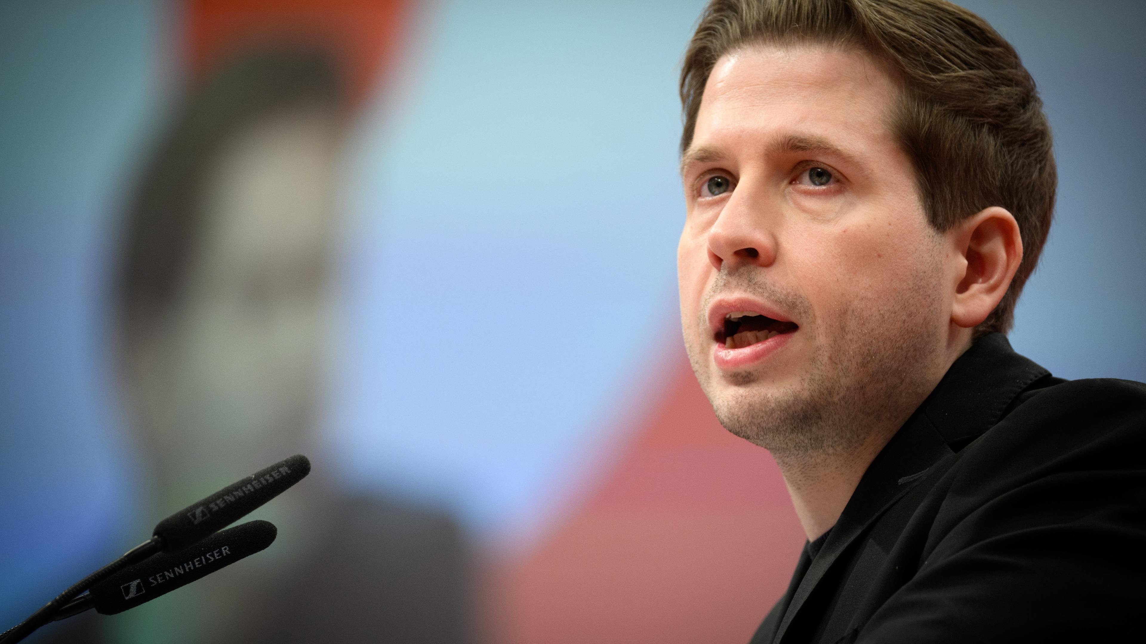 Kevin Kühnert redet beim ordentlichen Bundesparteitag der SPD auf dem Berliner Messegelände am 10.12.2023.