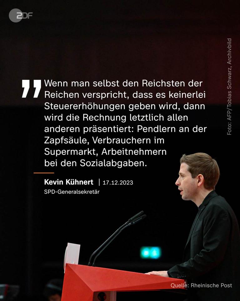 Kevin Kühnert steht hinter einem Rednerpult über ihm steht sein Zitat "Wenn man selbst den Reichsten der Reichen verspricht, dass es keinerlei Steuererhöhungen geben wird, dann wird die Rechnung letztlich allen anderen präsentiert: Pendlern an der Zapfsäule, Verbraucher im Supermarkt, Arbeitnehmern bei den Sozialabgaben."