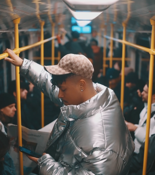 Der ehemalige Fußballprofi und Influencer Kevin Plath steht in einem vollbefüllten Bus.