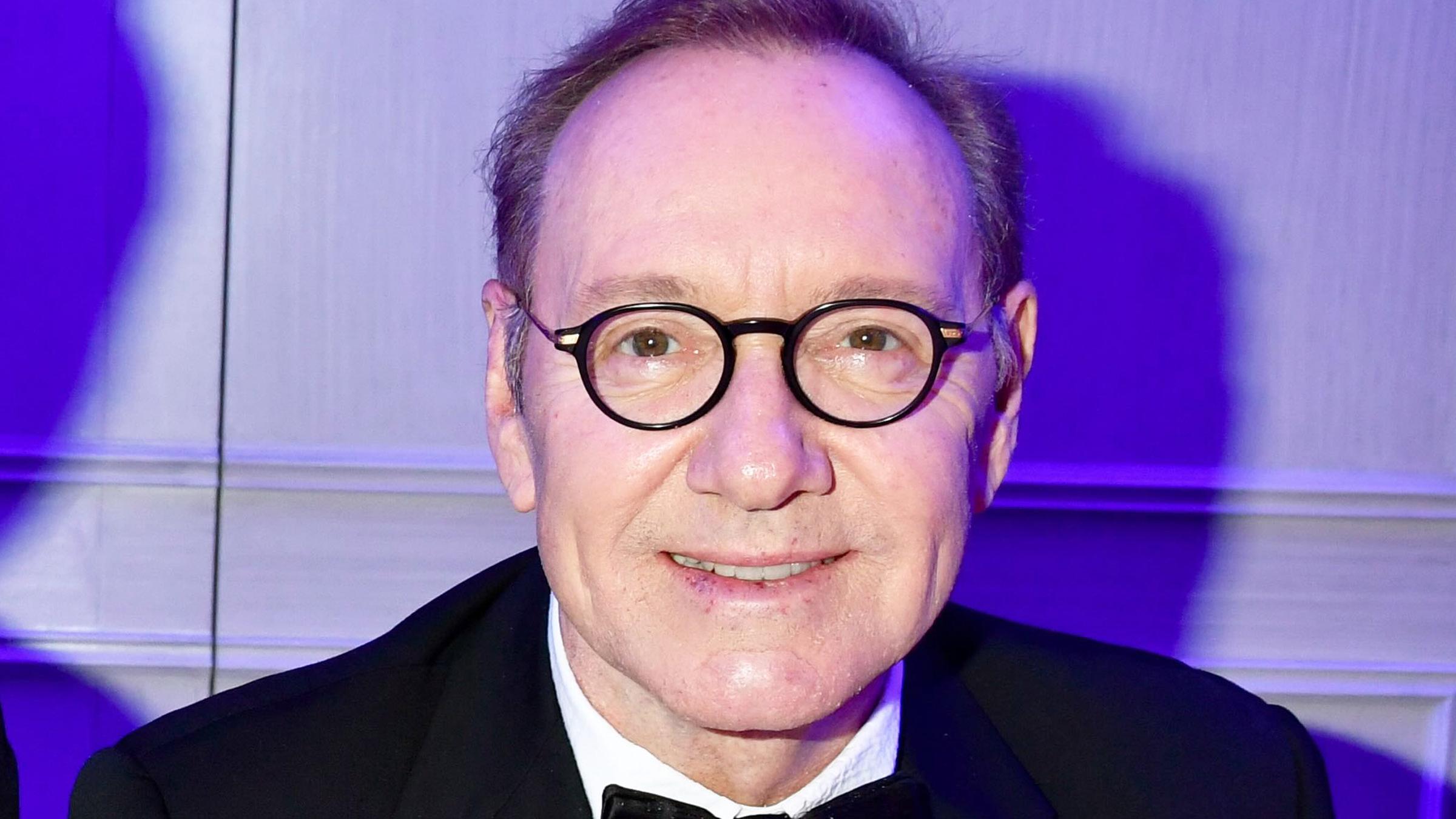 Vor Gericht wegen der Vorwürfe sexueller Belästigung zwei Mal freigesprochen, versucht Kevin Spacey nun ein Comeback. Am Rande der Berlinale warb er für ein neues Filmprojekt. (18.02.2026)