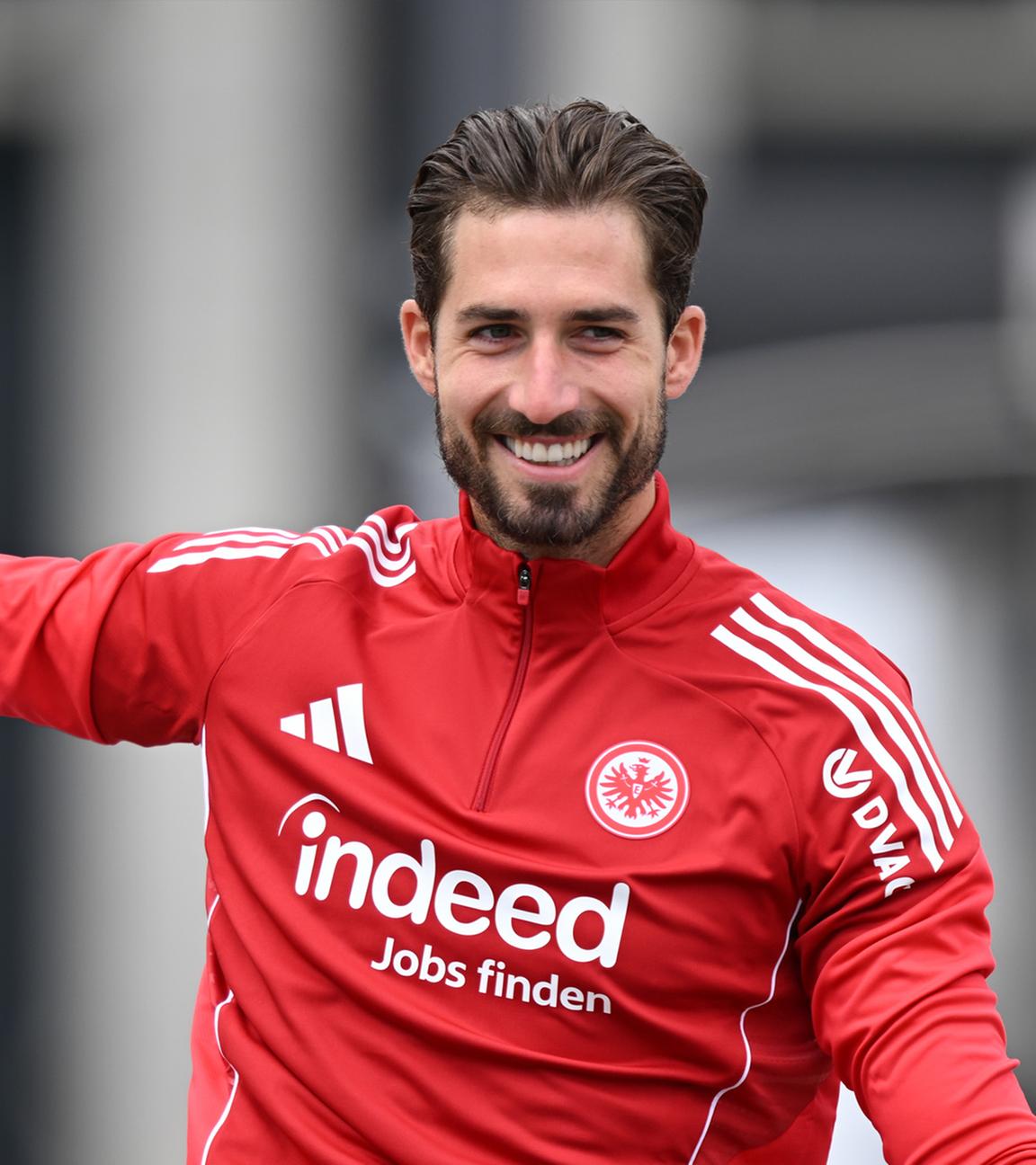 Torwart Kevin Trapp kommt auf dem Rad zum Trainingsauftakt von Eintracht Frankfurt zum Stadion in Frankfurt am Main.