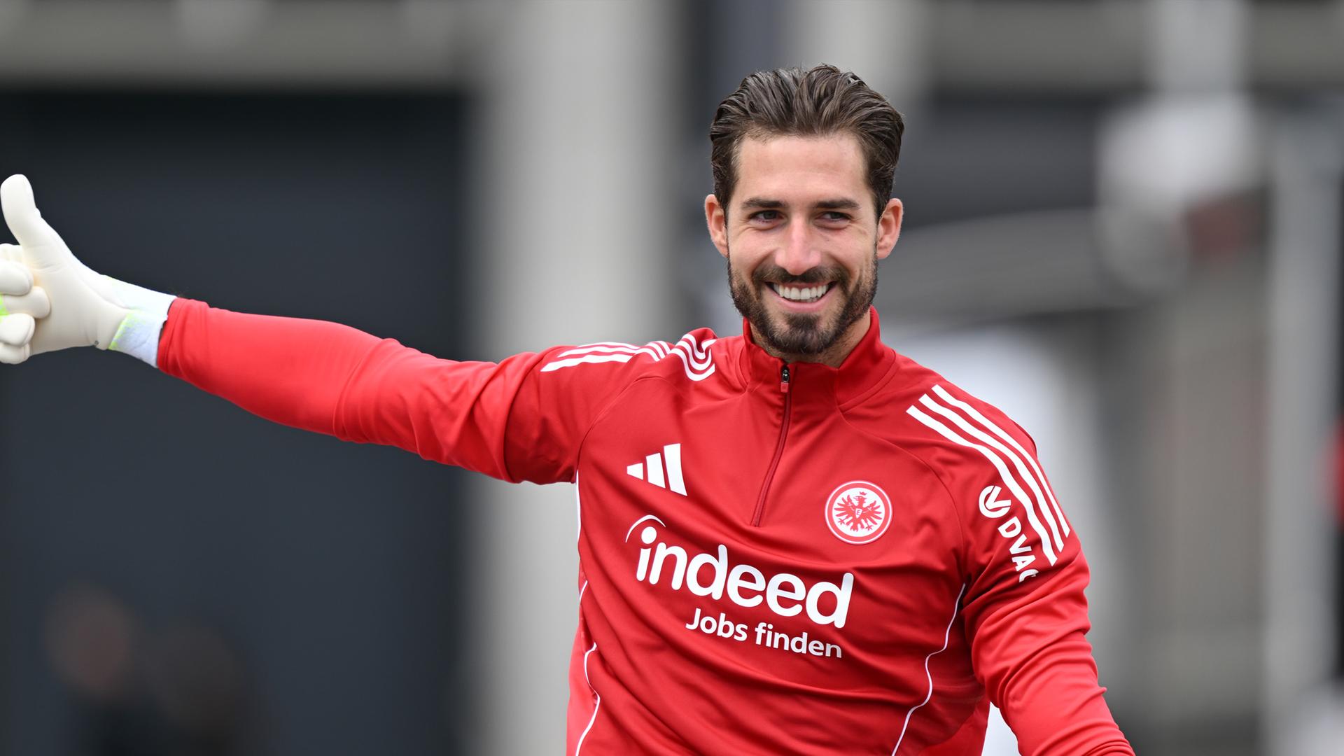 Torwart Kevin Trapp kommt auf dem Rad zum Trainingsauftakt von Eintracht Frankfurt zum Stadion in Frankfurt am Main.