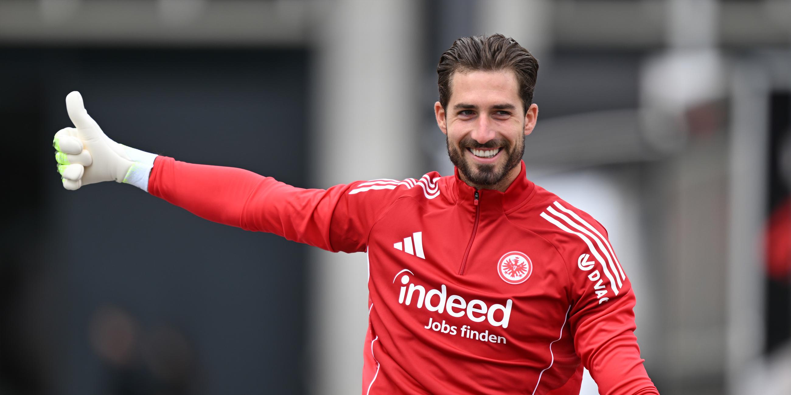 Torwart Kevin Trapp kommt auf dem Rad zum Trainingsauftakt von Eintracht Frankfurt zum Stadion in Frankfurt am Main.