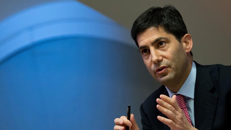 Kevin Warsh spricht in London zu den Journalisten über seinen Bericht zur Transparenz bei der Bank of England am 11.12.2014.