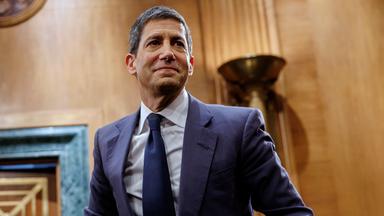 Kevin Warsh sagt am 21. April 2026 während einer Anhörung zur Bestätigung seiner Nominierung vor dem Bankenausschuss des Senats im US-Kapitol in Washington, D.C., USA, aus.