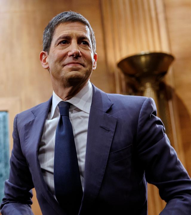 Kevin Warsh sagt am 21. April 2026 während einer Anhörung zur Bestätigung seiner Nominierung vor dem Bankenausschuss des Senats im US-Kapitol in Washington, D.C., USA, aus.