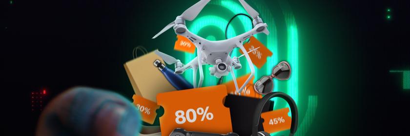 Symbolbild: Ein großer Daumen wischt über ein übergroßes Handy. In der Luft darüber schweben mehrere Alltagsartikel zwischen denen orange Prozentnachlässe erscheinen.