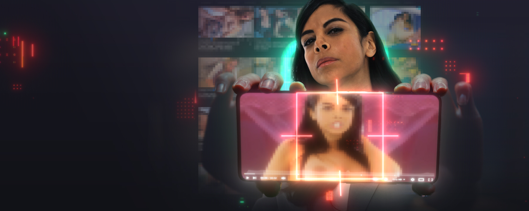 Eine Frau hält ein Handy in die Kamera, auf dem ein Fake-Nacktbild von ihr zu sehen ist. Im Hintergrund sieht man eine verpixelte Deepfake Pornoseiten.
