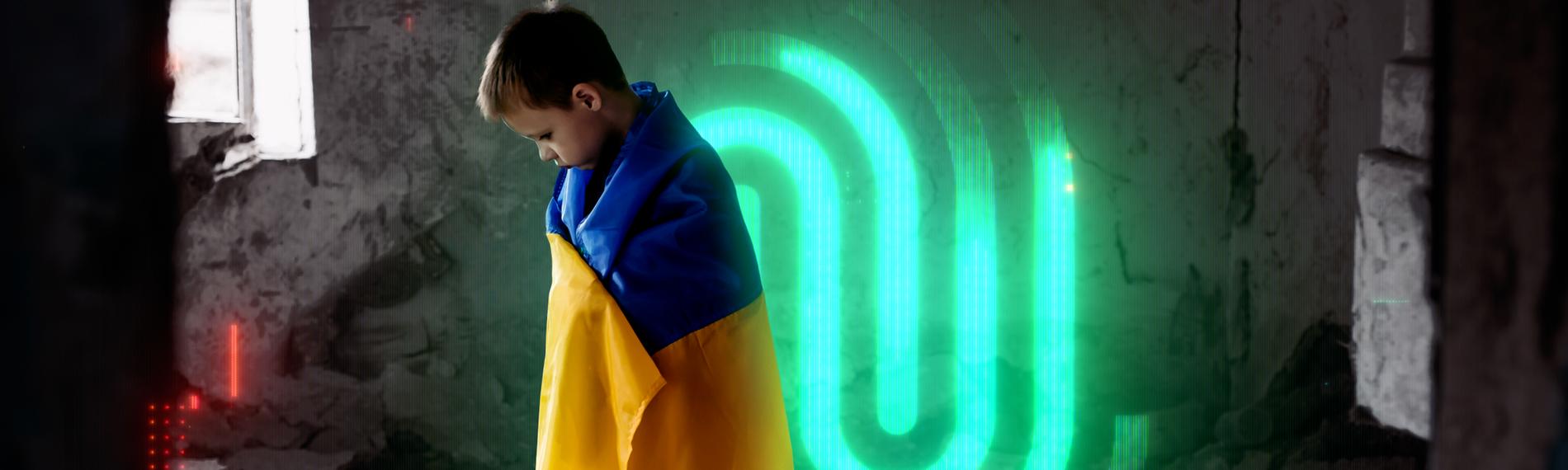Fotomontage: Kind - eingehüllt in ukrainischer Flagge - steht in einem zerbombten Haus und schaut auf den Boden. Im Hintergrund "Die Spur"-Logo.