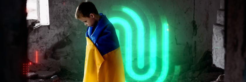 Fotomontage: Kind - eingehüllt in ukrainischer Flagge - steht in einem zerbombten Haus und schaut auf den Boden. Im Hintergrund "Die Spur"-Logo.