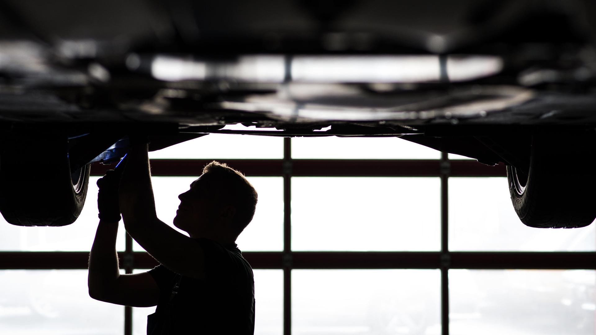 Ein Mechaniker arbeitet am 16.04.2013 in einer KFZ-Werkstatt