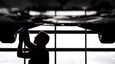 Ein Mechaniker arbeitet am 16.04.2013 in einer KFZ-Werkstatt