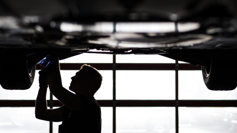 Ein Mechaniker arbeitet am 16.04.2013 in einer KFZ-Werkstatt