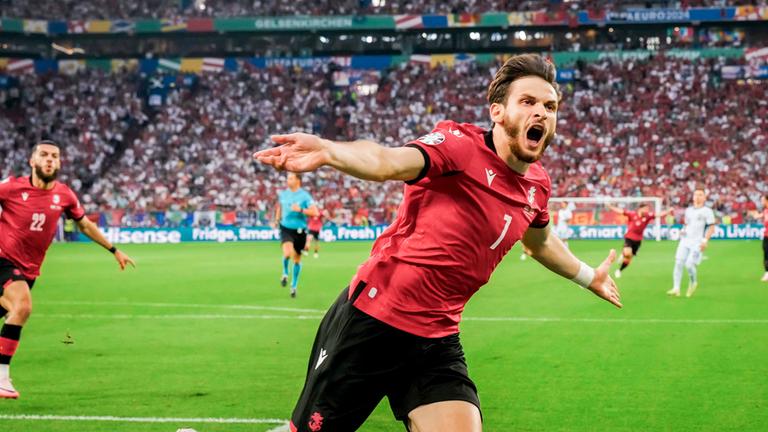Khvicha Kvaratskhelia feiert den ersten Tor seiner Mannschaft im Spiel gegen Portugal.