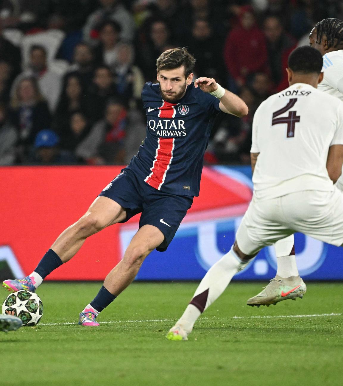 Paris Saint-Germains Khvicha Kvaratskhelia beim Dribbling vorbei an Abwehrspielern von Aston Villa