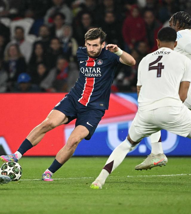 Paris Saint-Germains Khvicha Kvaratskhelia beim Dribbling vorbei an Abwehrspielern von Aston Villa