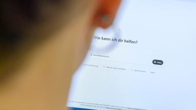 Welche Potenziale und Risiken birgt KI für das Studium? Die Antwort darauf fällt je nach Universität noch sehr unterschiedlich aus.