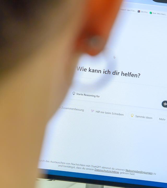 Welche Potenziale und Risiken birgt KI für das Studium? Die Antwort darauf fällt je nach Universität noch sehr unterschiedlich aus.