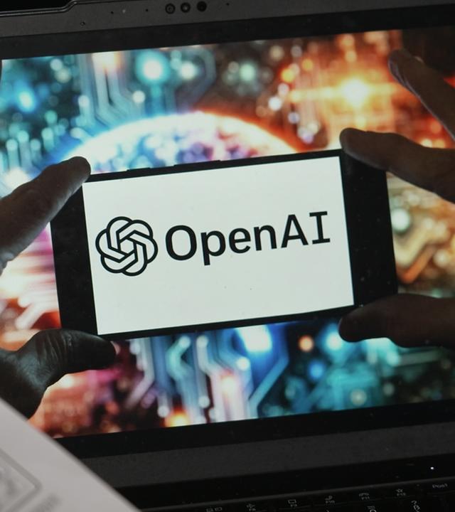 Open AI-Schriftzug auf Bildschirm eines Laptops