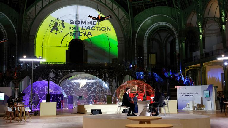 Emmanuel Macron spricht mit Journalisten vor dem KI-Aktionsgipfel in Paris.