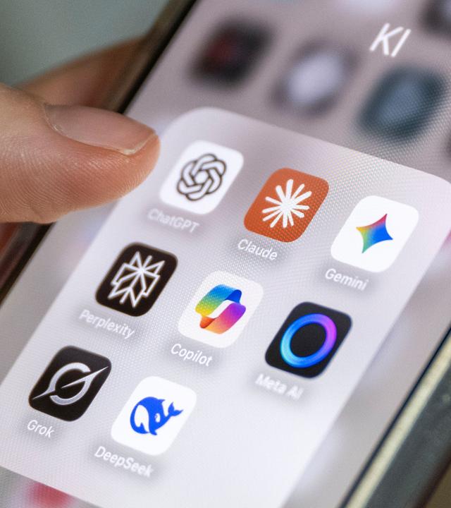 Hand an Smartphone, KI-Apps auf Bildschirm