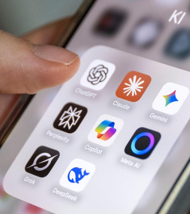 Mecklenburg-Vorpommern, Schwerin: Auf einem Smartphone-Bildschirm sind mehrere KI-Anwendungen zu sehen, darunter ChatGPT, Claude, Gemini, Perplexity, Microsoft Copilot, Meta AI, Grok und DeepSeek.