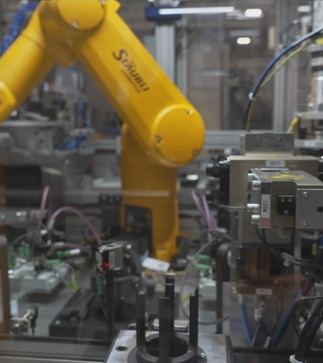 Ein Roboter, der für KI im Job steht