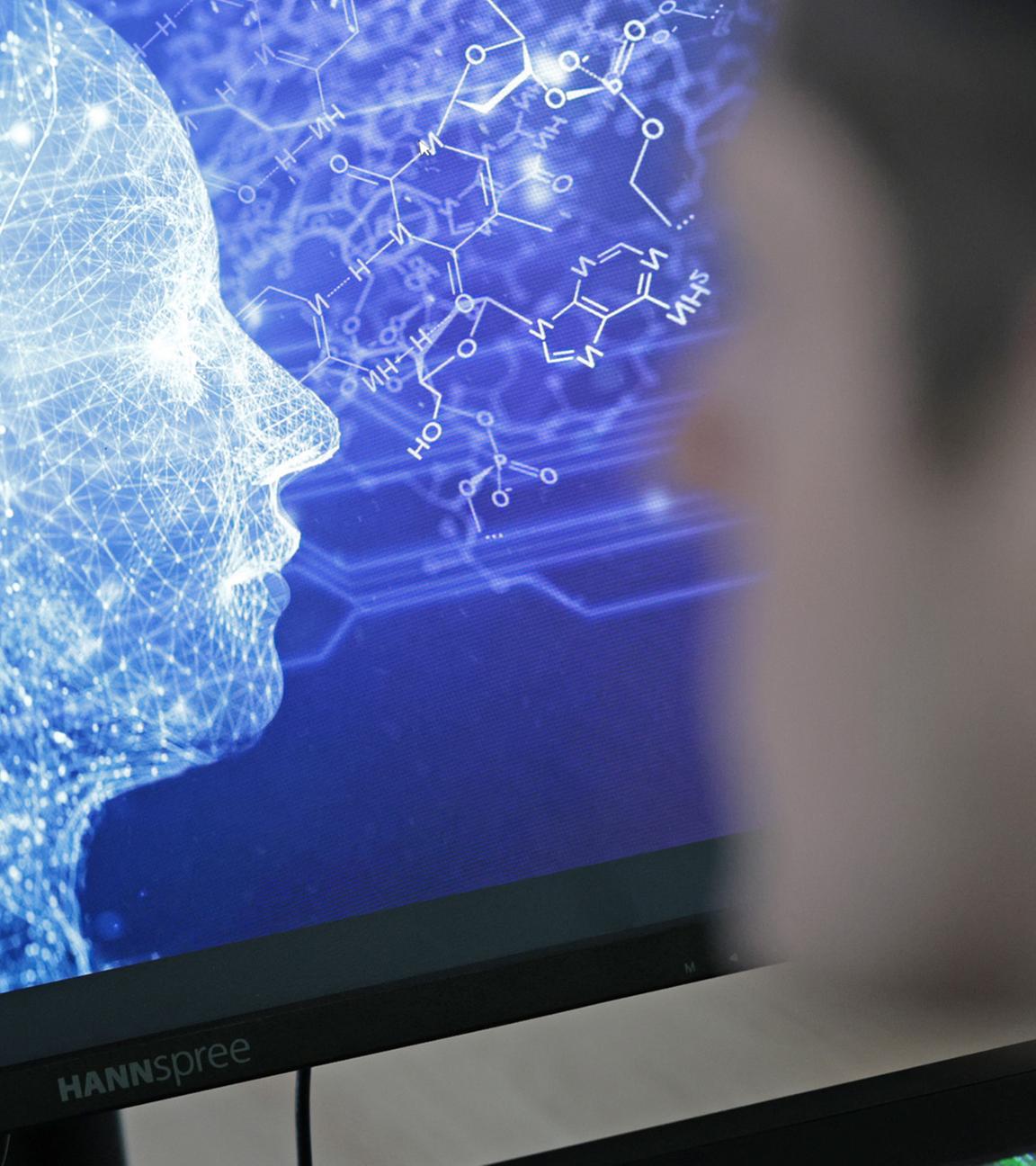 Das Bild zeigt eine Person im Computerraum die vor einem Bildschirm sitzt. (Symbolfoto)