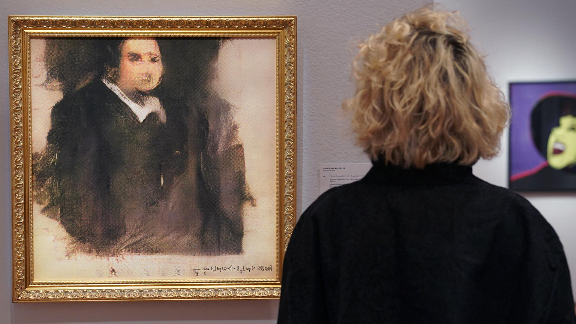 22.10.2018, New York: Eine Frau betrachtet das KI-generierte Werk „Portrait of Edmond de Belamy“ des französischen Kollektivs OBVIOUS bei Christie's (Schätzwert: 7.000–10.000 $).