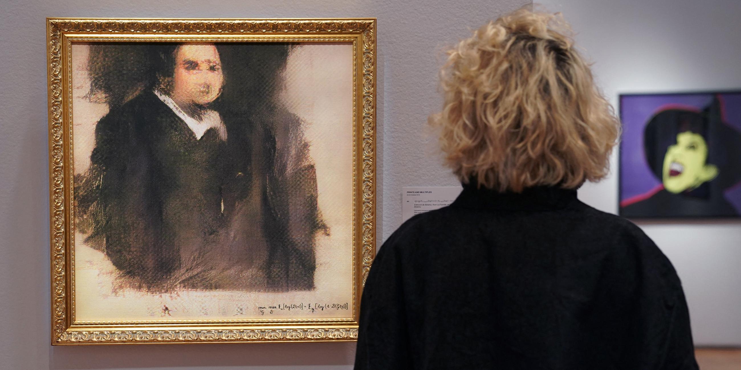 22.10.2018, New York: Eine Frau betrachtet das KI-generierte Werk „Portrait of Edmond de Belamy“ des französischen Kollektivs OBVIOUS bei Christie's (Schätzwert: 7.000–10.000 $).