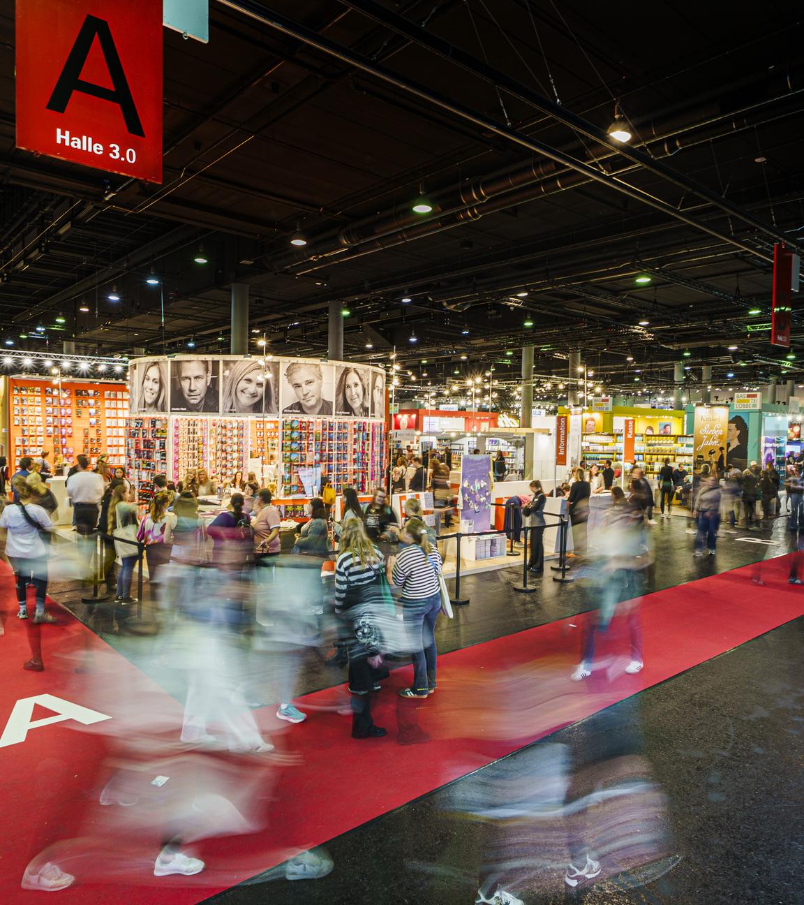 Die Halle 3.0 ist am ersten Publikumstag der Buchmesse gute besucht
