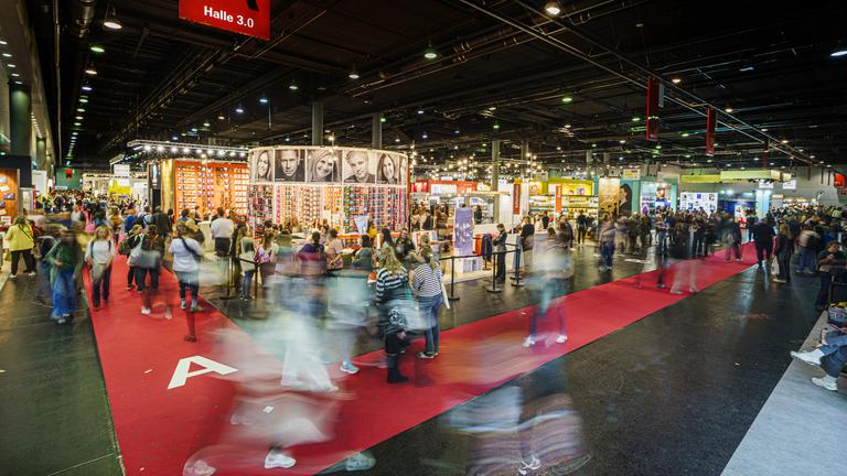 Die Halle 3.0 ist am ersten Publikumstag der Buchmesse gute besucht