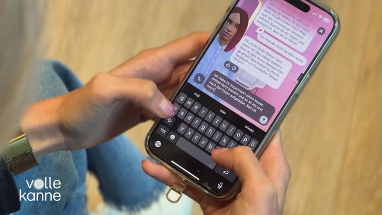 KI als Freundin – ein Selbstversuch: Ein Handy in der Hand mit der KI-Freundin im Test