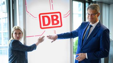 Patrick Schnieder (r, CDU), Bundesminister für Verkehr, und Evelyn Palla, Vorstandsvorsitzende der Deutschen Bahn AG, stellen bei einer Pressekonferenz