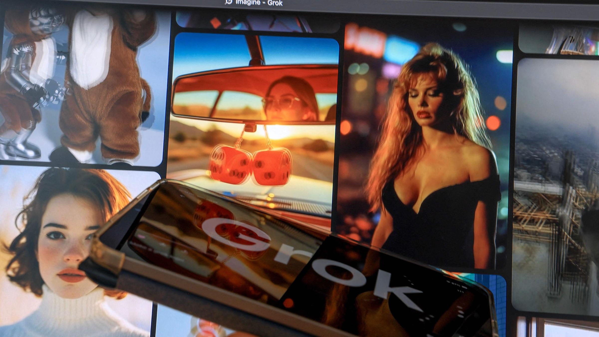 Smartphone mit Logo des KI-Chatbots Grok im Vordergrund, dahinter ein Bildschirm mit mehreren KI-generierten Bildern.