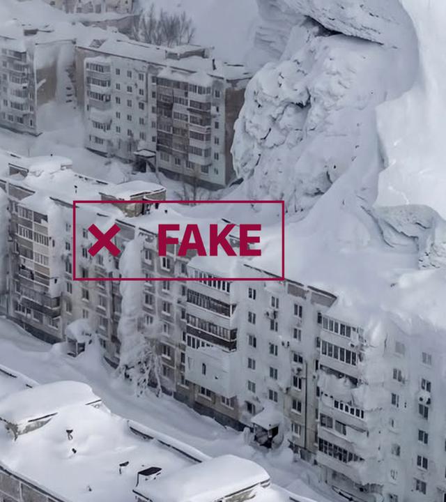 KI-Fake Bild von Schnee in Kamtschatka. Schneemassen türmen sich vor Häusern auf. Darauf steht "Fake" geschrieben.