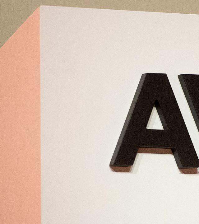 Das Logo von Anthropic ist bei einer Veranstaltung der KI-Firma zu sehen (Archivfoto)